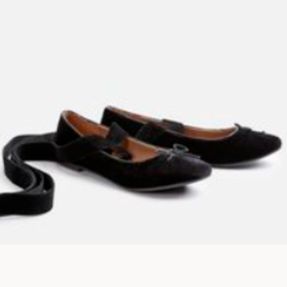 Black velvet ballet flats without velvet ties